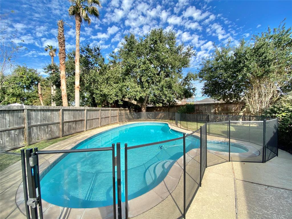 11306 1 Briar Rose Drive, Houston, Texas 77077, 4 Bedrooms Bedrooms, 4 Rooms Rooms,2 BathroomsBathrooms,Single-family,For Sale,Briar Rose,77997286