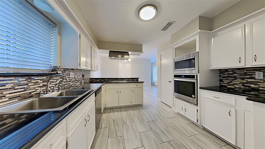 11306 1 Briar Rose Drive, Houston, Texas 77077, 4 Bedrooms Bedrooms, 4 Rooms Rooms,2 BathroomsBathrooms,Single-family,For Sale,Briar Rose,77997286