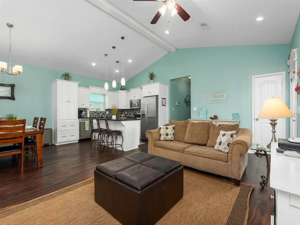 1942 1 Avenue G, Crystal Beach, Texas 77650, 3 Bedrooms Bedrooms, 6 Rooms Rooms,2 BathroomsBathrooms,Single-family,For Sale,Avenue G,69536116