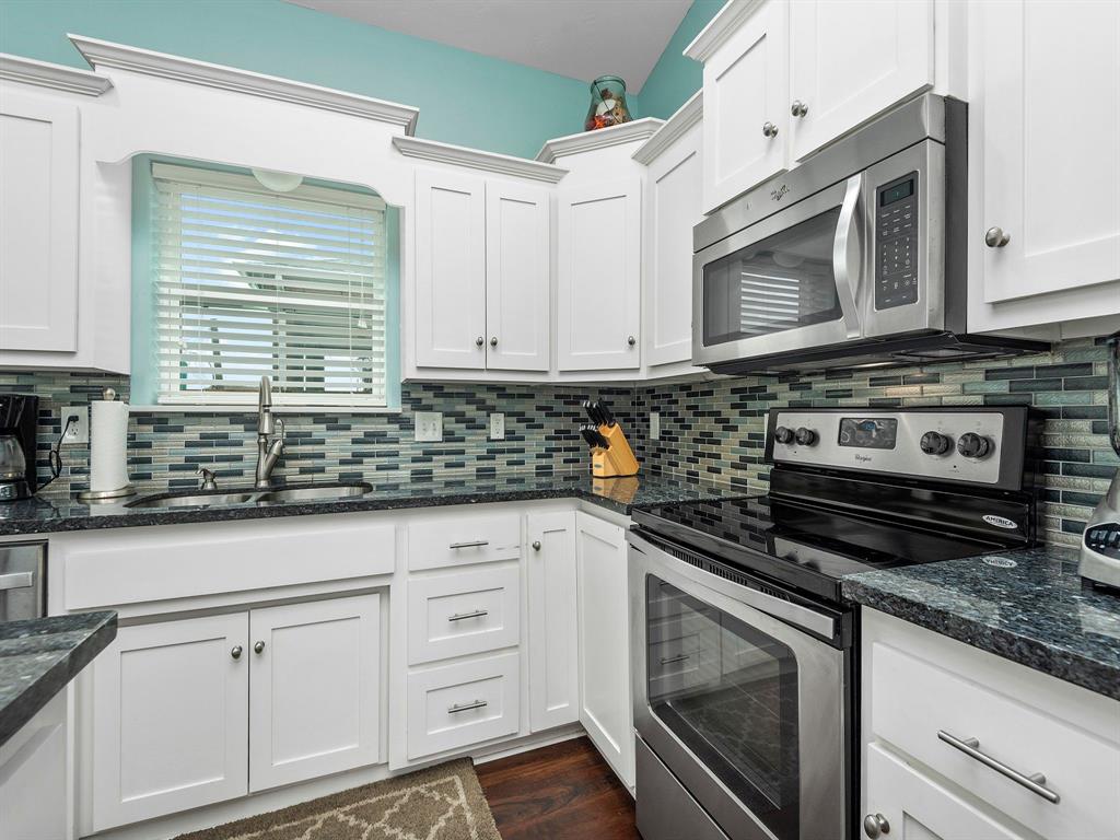 1942 1 Avenue G, Crystal Beach, Texas 77650, 3 Bedrooms Bedrooms, 6 Rooms Rooms,2 BathroomsBathrooms,Single-family,For Sale,Avenue G,69536116