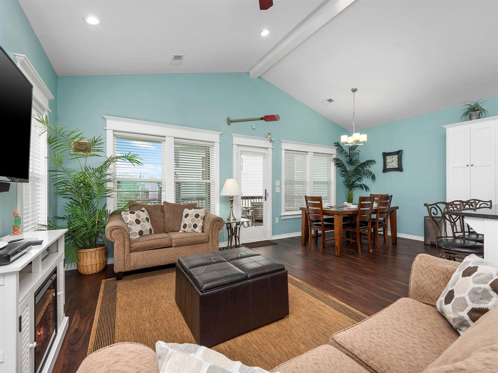 1942 1 Avenue G, Crystal Beach, Texas 77650, 3 Bedrooms Bedrooms, 6 Rooms Rooms,2 BathroomsBathrooms,Single-family,For Sale,Avenue G,69536116