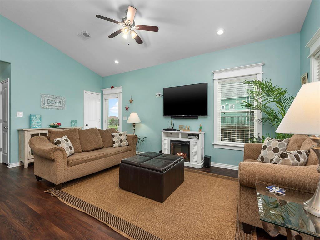 1942 1 Avenue G, Crystal Beach, Texas 77650, 3 Bedrooms Bedrooms, 6 Rooms Rooms,2 BathroomsBathrooms,Single-family,For Sale,Avenue G,69536116