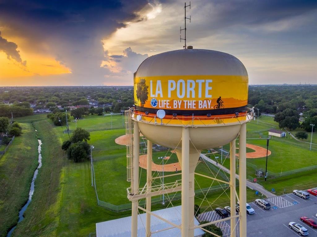 295 2 Kara Mist Court, La Porte, Texas 77571, 4 Bedrooms Bedrooms, 10 Rooms Rooms,3 BathroomsBathrooms,Single-family,For Sale,Kara Mist,74966763