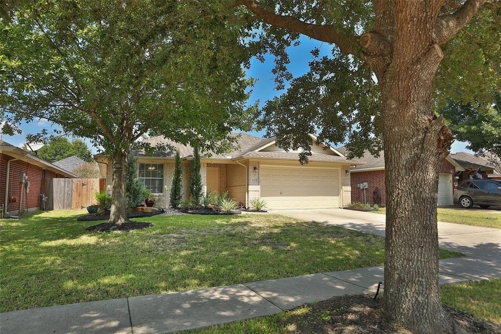 2607 Camden Park Drive Conroe, Texas Single story home in Imperial Oaks! Huge kitchen with an abundance of counter and cabinet space and gas cooktop. Study with french doors in breakfast room! Home features a formal dining space and separate breakfast area. Primary suite with large en-suite bath features double sinks, garden tub and walk-in shower. This is a great flowing floorplan you can really live in. Neighborhood has many many amenities that you can find in the attachments.