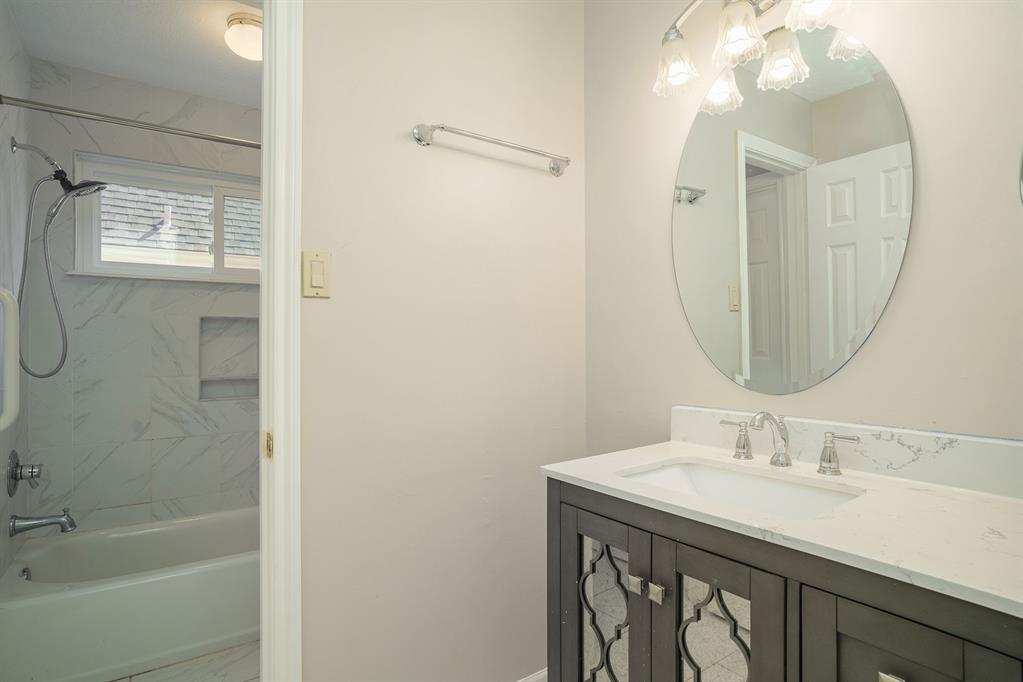 104 2 Lake Point Court, League City, Texas 77573, 4 Bedrooms Bedrooms, 4 Rooms Rooms,2 BathroomsBathrooms,Single-family,For Sale,Lake Point,73480469