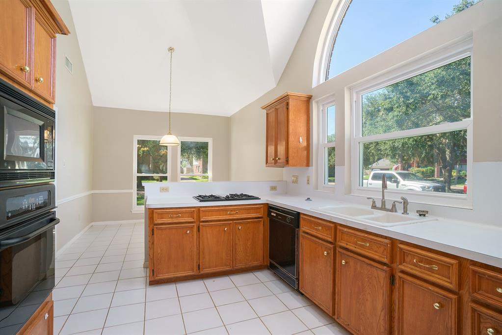 104 2 Lake Point Court, League City, Texas 77573, 4 Bedrooms Bedrooms, 4 Rooms Rooms,2 BathroomsBathrooms,Single-family,For Sale,Lake Point,73480469
