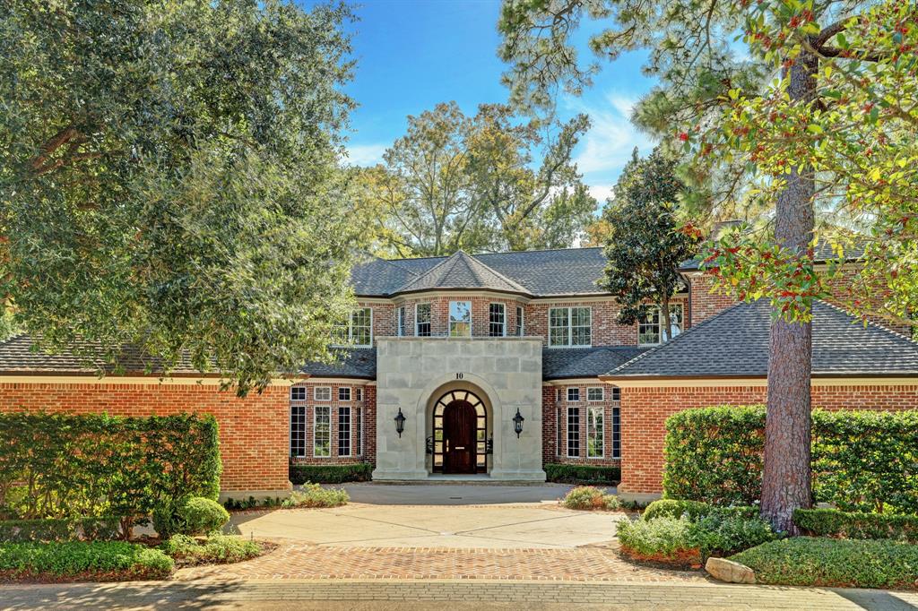 [Front Elevation]The upscale neighborhood of Arlington Court, a pocket neighborhood of only 68 homes, boasts one of the finest locations inside Houston’s inner Loop. The magnificent home at 10 E. Bend, positioned on a 43,918sf lot, offers an interior location that overlooks the deep wooded ravine that traverses the neighborhood.