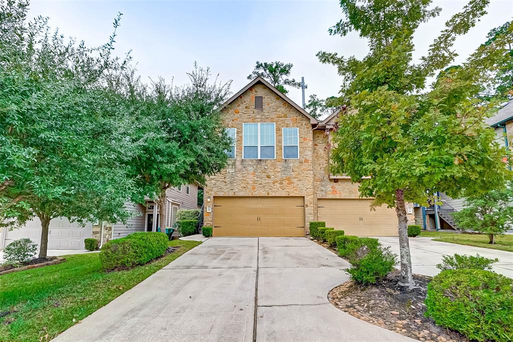 18 Cheswood Manor Drive The Woodlands, Texas **CONROE ISD SCHOOLS**TOWNHOUSE**GREENBELT**SPLIT PLAN**WALK/BIKE TO ELEMENTARY & 9TH GRADE CAMPUS**Beatiful townhome in highly desirable Cheswood Manor. "Bungalo" open floor plan with gameroom/flex room up. Granite island kitchen with stainless steel appliances, tumbled backsplash, under cabinet lighting, and ceramic tile flooring. Three bedrooms or two bedrooms and study. Walking distance to park and YMCA, library and shopping. Easy commute to I-45, The Woodlands Mall, Pavilion and abundance of entertainment and dining. BACKS UP TO RESERVE!