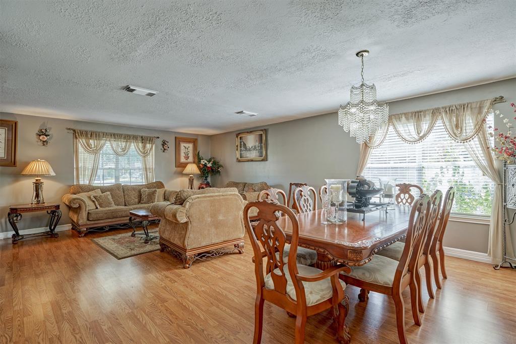 6038 2 FOREST PLAZA Court, Houston, Texas 77066, 5 Bedrooms Bedrooms, 10 Rooms Rooms,2 BathroomsBathrooms,Single-family,For Sale,FOREST PLAZA,65866853