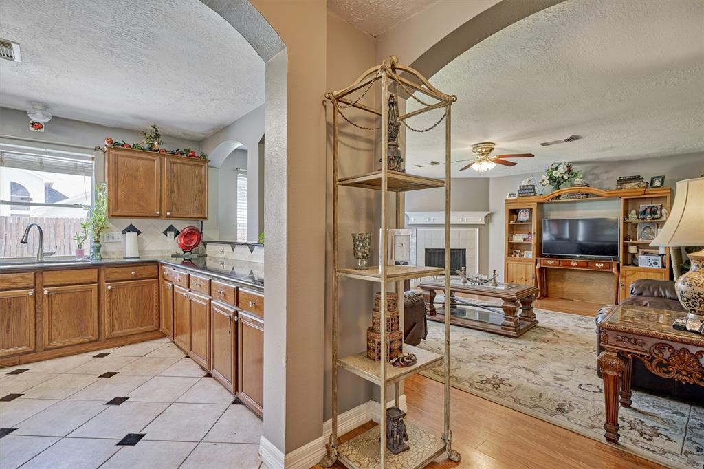 6038 2 FOREST PLAZA Court, Houston, Texas 77066, 5 Bedrooms Bedrooms, 10 Rooms Rooms,2 BathroomsBathrooms,Single-family,For Sale,FOREST PLAZA,65866853