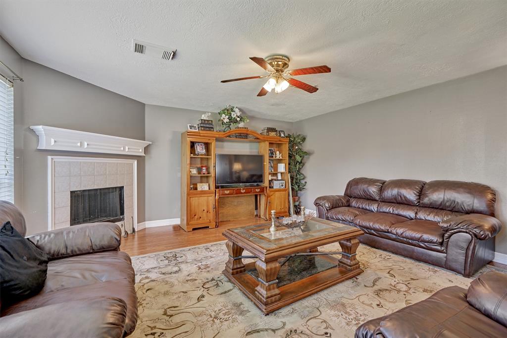 6038 2 FOREST PLAZA Court, Houston, Texas 77066, 5 Bedrooms Bedrooms, 10 Rooms Rooms,2 BathroomsBathrooms,Single-family,For Sale,FOREST PLAZA,65866853