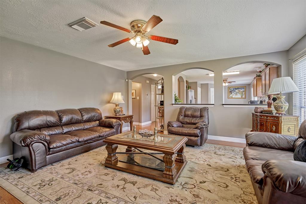 6038 2 FOREST PLAZA Court, Houston, Texas 77066, 5 Bedrooms Bedrooms, 10 Rooms Rooms,2 BathroomsBathrooms,Single-family,For Sale,FOREST PLAZA,65866853