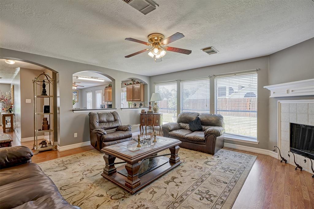 6038 2 FOREST PLAZA Court, Houston, Texas 77066, 5 Bedrooms Bedrooms, 10 Rooms Rooms,2 BathroomsBathrooms,Single-family,For Sale,FOREST PLAZA,65866853