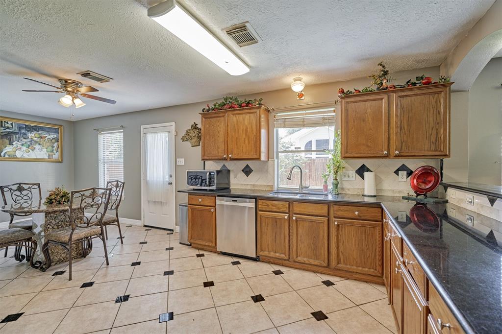 6038 2 FOREST PLAZA Court, Houston, Texas 77066, 5 Bedrooms Bedrooms, 10 Rooms Rooms,2 BathroomsBathrooms,Single-family,For Sale,FOREST PLAZA,65866853