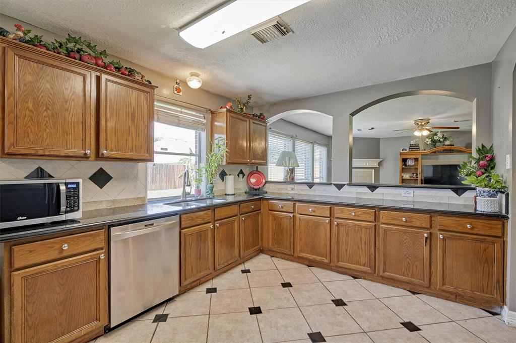 6038 2 FOREST PLAZA Court, Houston, Texas 77066, 5 Bedrooms Bedrooms, 10 Rooms Rooms,2 BathroomsBathrooms,Single-family,For Sale,FOREST PLAZA,65866853
