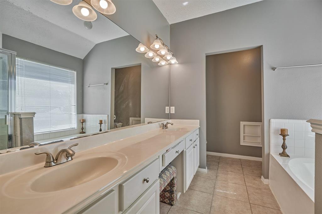 6038 2 FOREST PLAZA Court, Houston, Texas 77066, 5 Bedrooms Bedrooms, 10 Rooms Rooms,2 BathroomsBathrooms,Single-family,For Sale,FOREST PLAZA,65866853