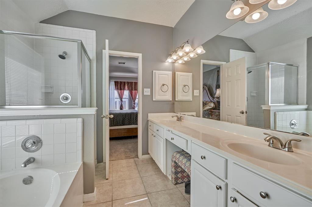6038 2 FOREST PLAZA Court, Houston, Texas 77066, 5 Bedrooms Bedrooms, 10 Rooms Rooms,2 BathroomsBathrooms,Single-family,For Sale,FOREST PLAZA,65866853