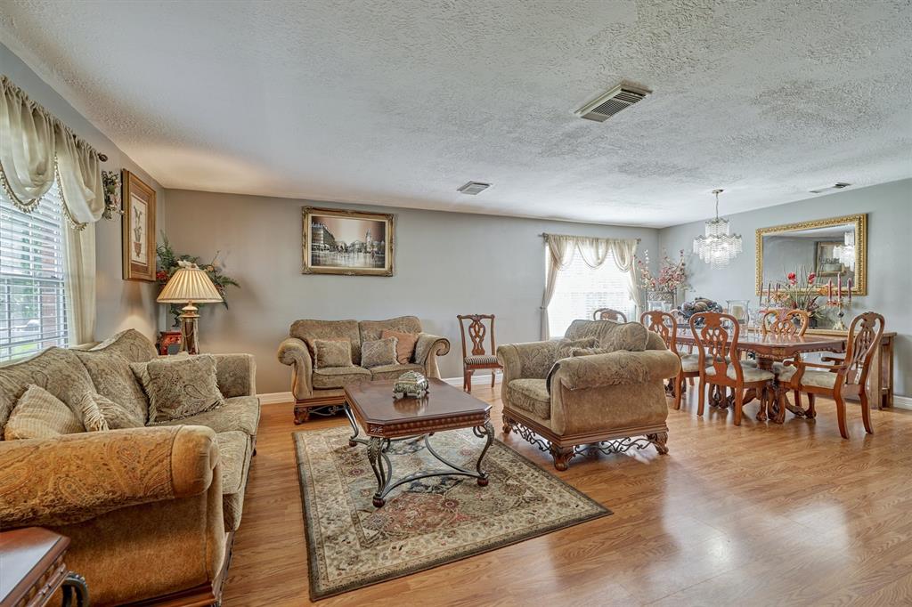 6038 2 FOREST PLAZA Court, Houston, Texas 77066, 5 Bedrooms Bedrooms, 10 Rooms Rooms,2 BathroomsBathrooms,Single-family,For Sale,FOREST PLAZA,65866853