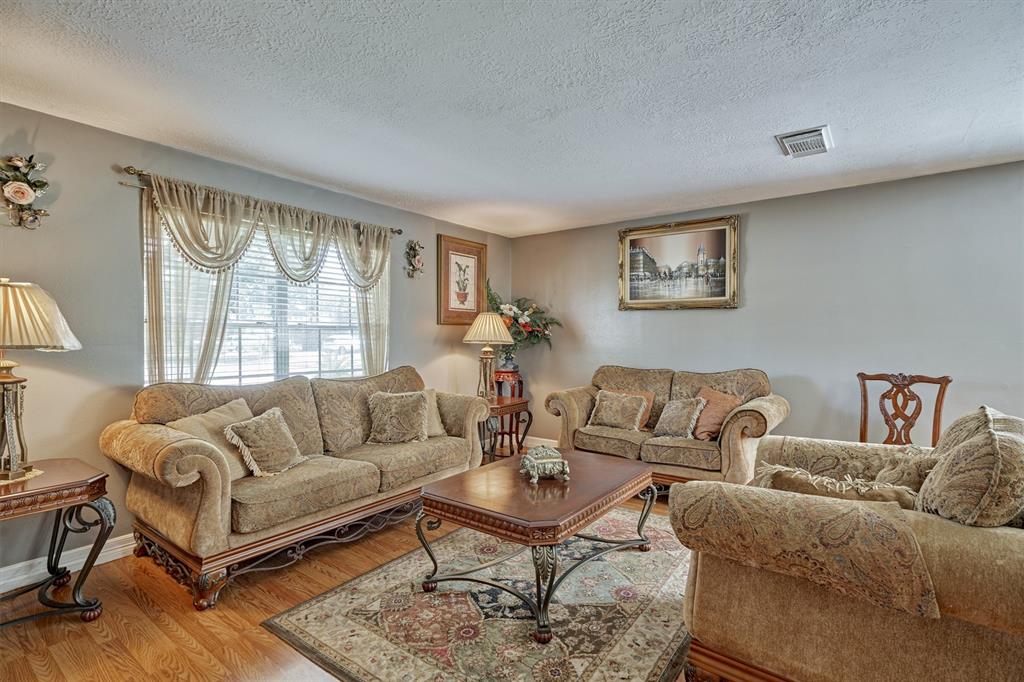 6038 2 FOREST PLAZA Court, Houston, Texas 77066, 5 Bedrooms Bedrooms, 10 Rooms Rooms,2 BathroomsBathrooms,Single-family,For Sale,FOREST PLAZA,65866853
