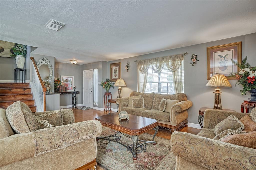 6038 2 FOREST PLAZA Court, Houston, Texas 77066, 5 Bedrooms Bedrooms, 10 Rooms Rooms,2 BathroomsBathrooms,Single-family,For Sale,FOREST PLAZA,65866853