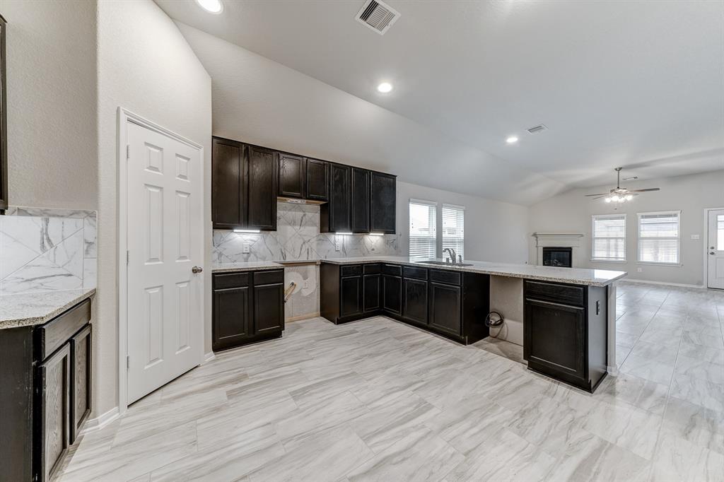 2702 1 Golden Hills Court, Fresno, Texas 77545, 4 Bedrooms Bedrooms, 10 Rooms Rooms,3 BathroomsBathrooms,Single-family,For Sale,Golden Hills,78794679