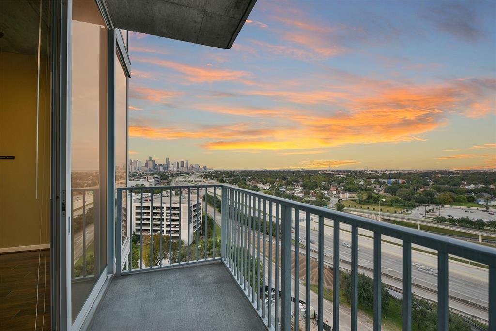 5925 Almeda Road, Houston, Texas 77004, 2 Bedrooms Bedrooms, 5 Rooms Rooms,2 BathroomsBathrooms,Mid/hi-rise Condo,For Sale,THE MOSAIC ON HERMANN PARK,Almeda,85413333