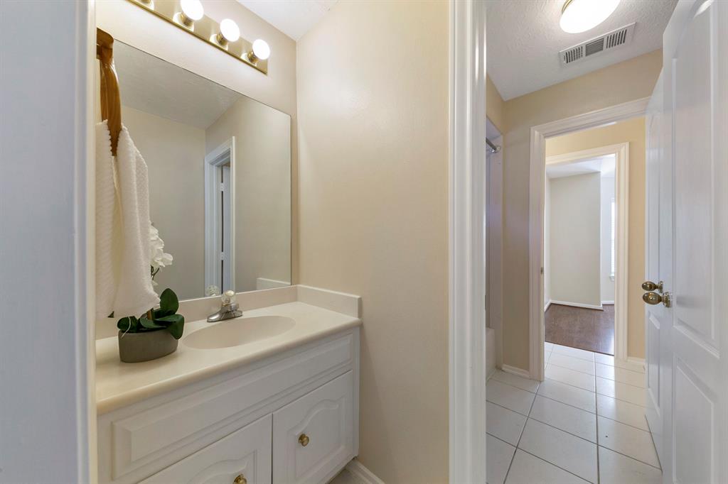 13614 2 Lakeshore Way Court, Houston, Texas 77077, 5 Bedrooms Bedrooms, 5 Rooms Rooms,4 BathroomsBathrooms,Single-family,For Sale,Lakeshore Way,73024446