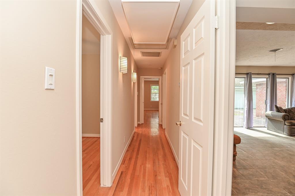 5239 1 Hummingbird Street, Houston, Texas 77035, 3 Bedrooms Bedrooms, 10 Rooms Rooms,2 BathroomsBathrooms,Single-family,For Sale,Hummingbird,81996037