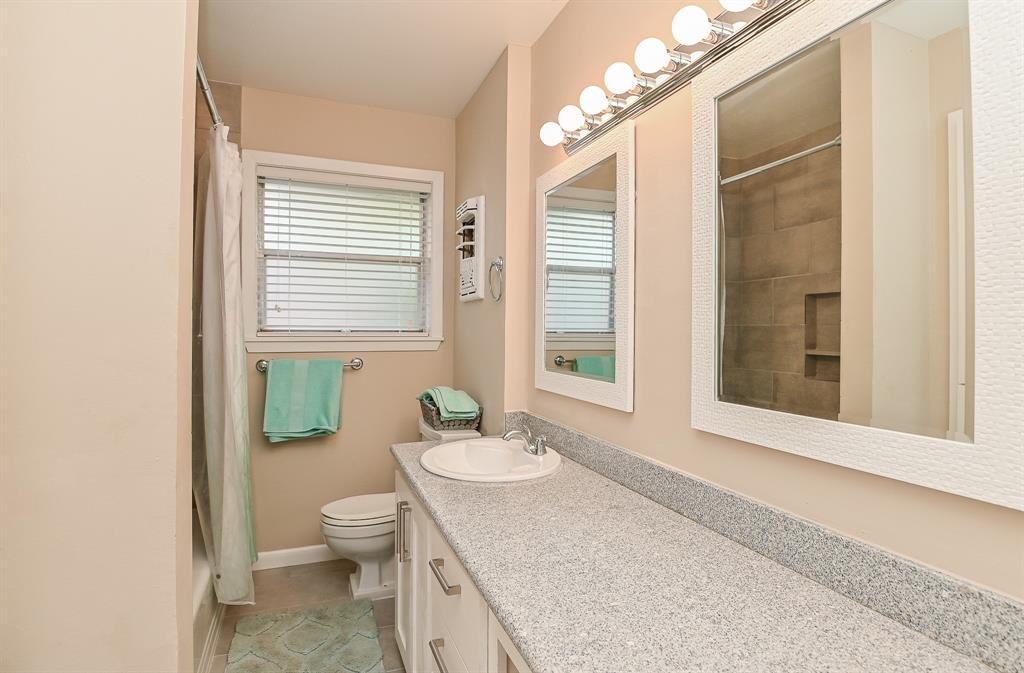 5239 1 Hummingbird Street, Houston, Texas 77035, 3 Bedrooms Bedrooms, 10 Rooms Rooms,2 BathroomsBathrooms,Single-family,For Sale,Hummingbird,81996037