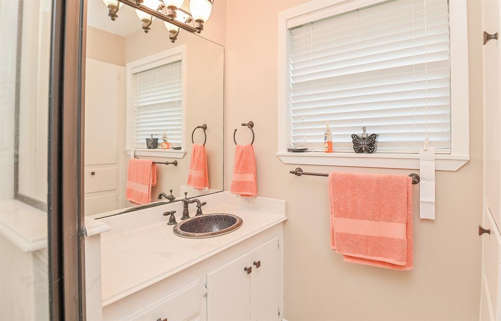 5239 1 Hummingbird Street, Houston, Texas 77035, 3 Bedrooms Bedrooms, 10 Rooms Rooms,2 BathroomsBathrooms,Single-family,For Sale,Hummingbird,81996037