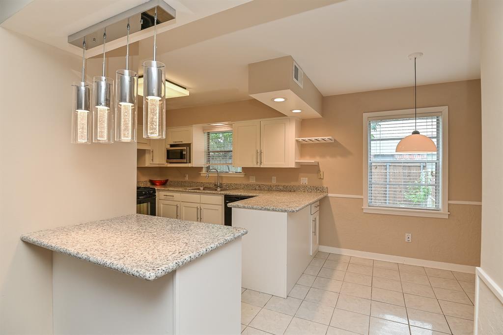 5239 1 Hummingbird Street, Houston, Texas 77035, 3 Bedrooms Bedrooms, 10 Rooms Rooms,2 BathroomsBathrooms,Single-family,For Sale,Hummingbird,81996037