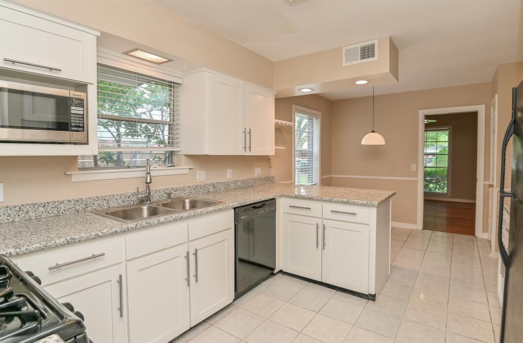 5239 1 Hummingbird Street, Houston, Texas 77035, 3 Bedrooms Bedrooms, 10 Rooms Rooms,2 BathroomsBathrooms,Single-family,For Sale,Hummingbird,81996037