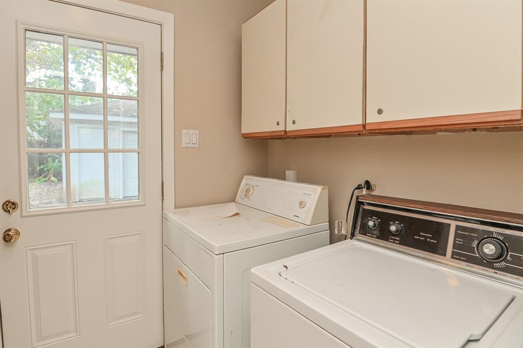 5239 1 Hummingbird Street, Houston, Texas 77035, 3 Bedrooms Bedrooms, 10 Rooms Rooms,2 BathroomsBathrooms,Single-family,For Sale,Hummingbird,81996037
