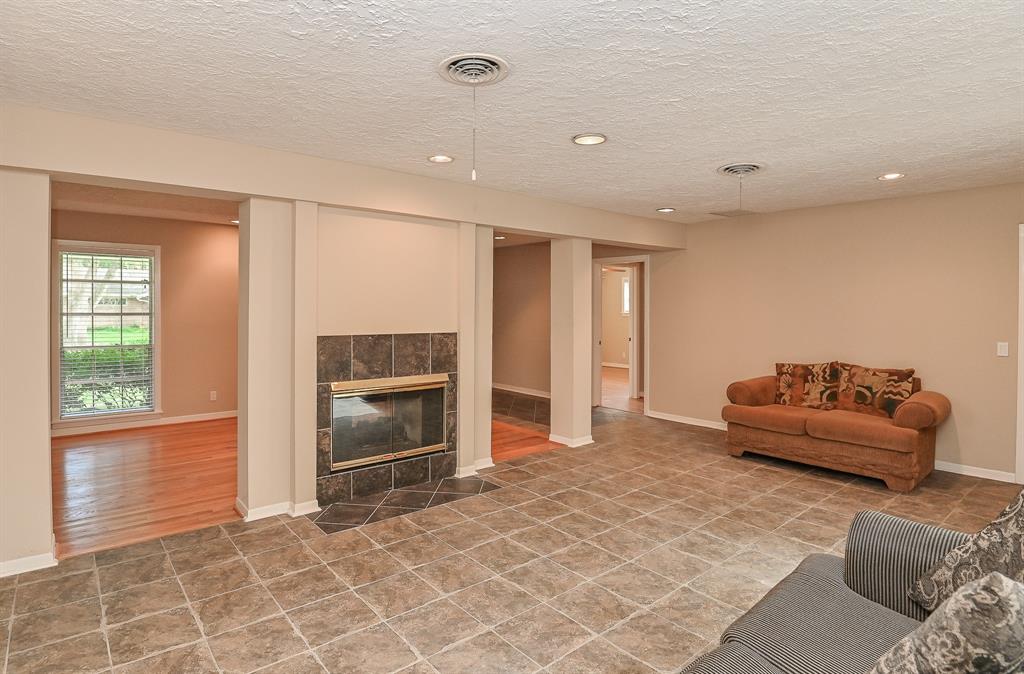 5239 1 Hummingbird Street, Houston, Texas 77035, 3 Bedrooms Bedrooms, 10 Rooms Rooms,2 BathroomsBathrooms,Single-family,For Sale,Hummingbird,81996037