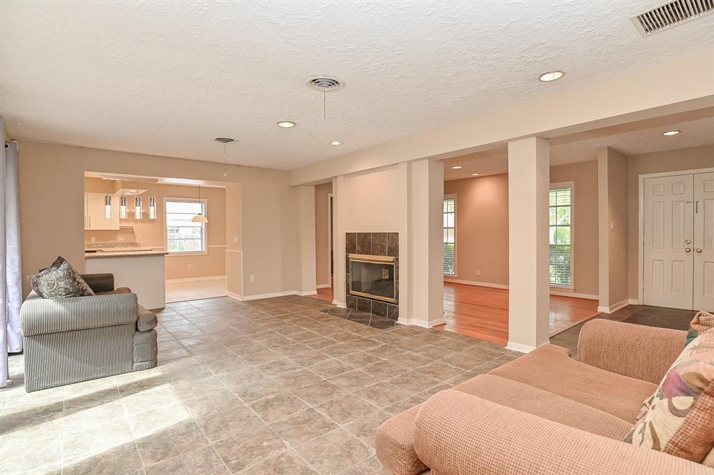 5239 1 Hummingbird Street, Houston, Texas 77035, 3 Bedrooms Bedrooms, 10 Rooms Rooms,2 BathroomsBathrooms,Single-family,For Sale,Hummingbird,81996037