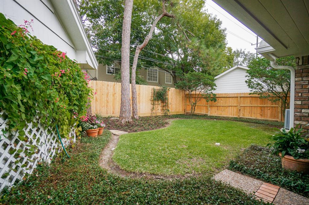 2313 1 Briarhurst Drive, Houston, Texas 77057, 3 Bedrooms Bedrooms, 8 Rooms Rooms,2 BathroomsBathrooms,Single-family,For Sale,Briarhurst,50447731