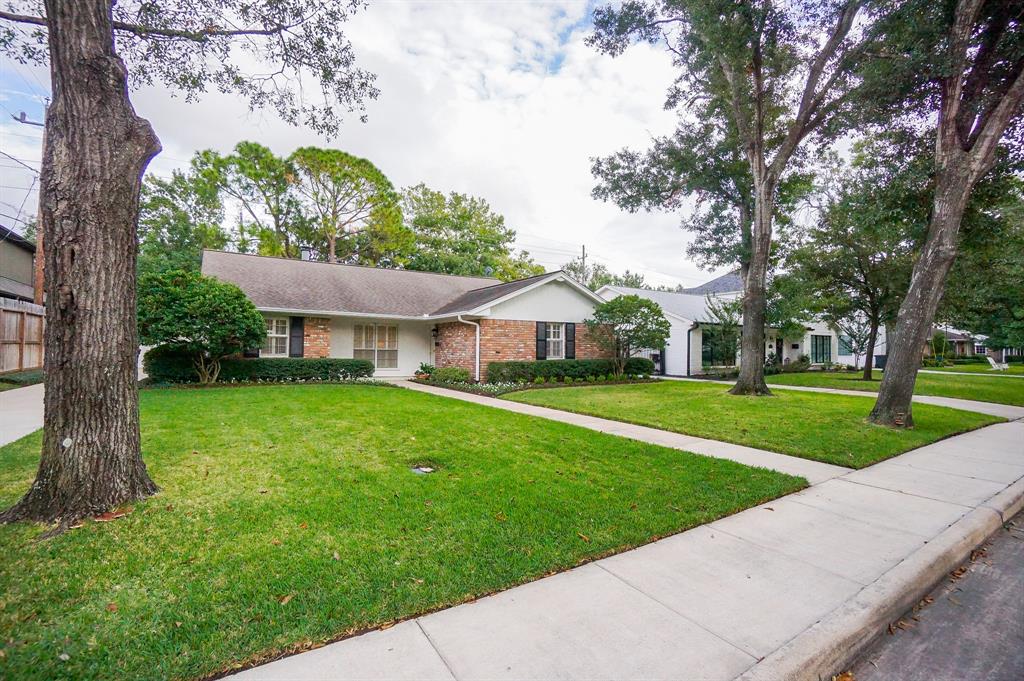 2313 1 Briarhurst Drive, Houston, Texas 77057, 3 Bedrooms Bedrooms, 8 Rooms Rooms,2 BathroomsBathrooms,Single-family,For Sale,Briarhurst,50447731