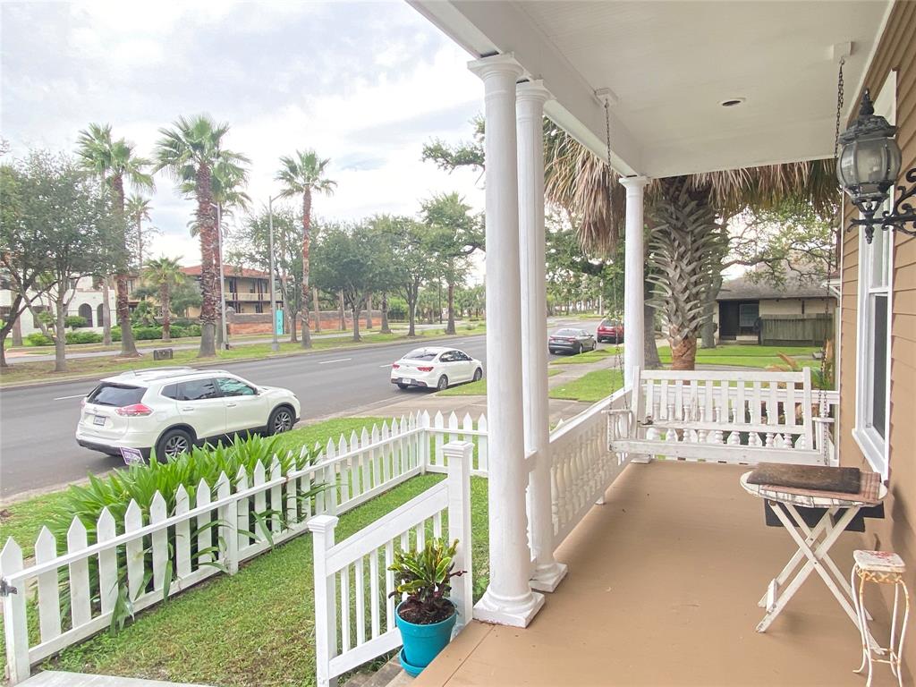 1623 1.5 Broadway Street, Galveston, Texas 77550, 3 Bedrooms Bedrooms, 8 Rooms Rooms,2 BathroomsBathrooms,Single-family,For Sale,Broadway,54762730