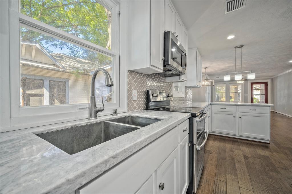 1104 1 16th Street, Houston, Texas 77009, 4 Bedrooms Bedrooms, 5 Rooms Rooms,3 BathroomsBathrooms,Single-family,For Sale,16th,51897565