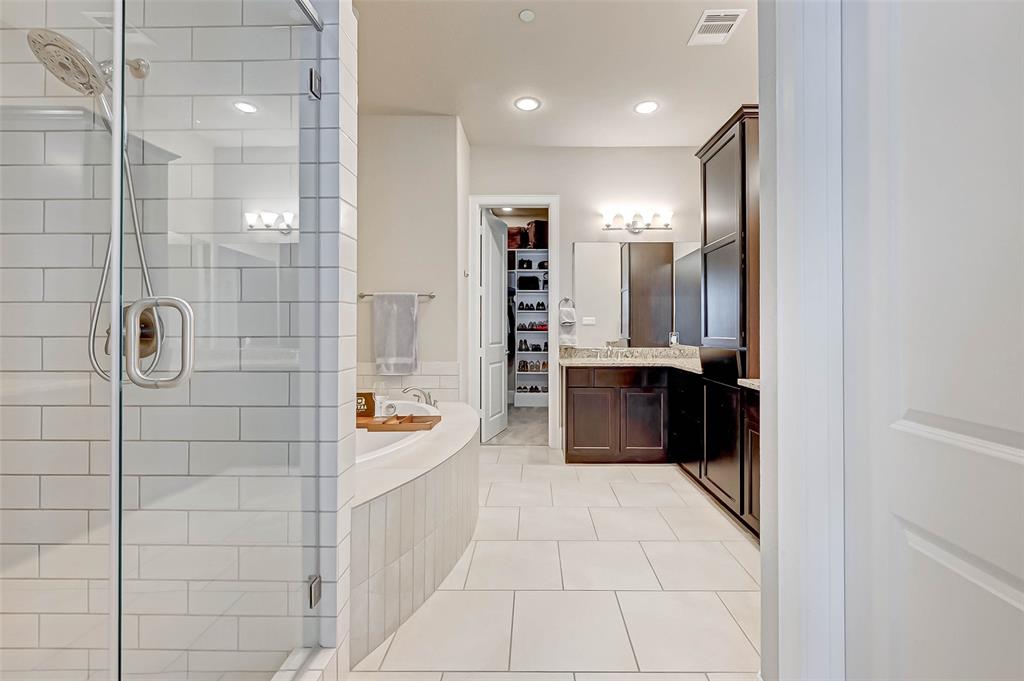 2610 4 Madeline Grove Drive, Houston, Texas 77008, 3 Bedrooms Bedrooms, 8 Rooms Rooms,3 BathroomsBathrooms,Single-family,For Sale,Madeline Grove,53152794
