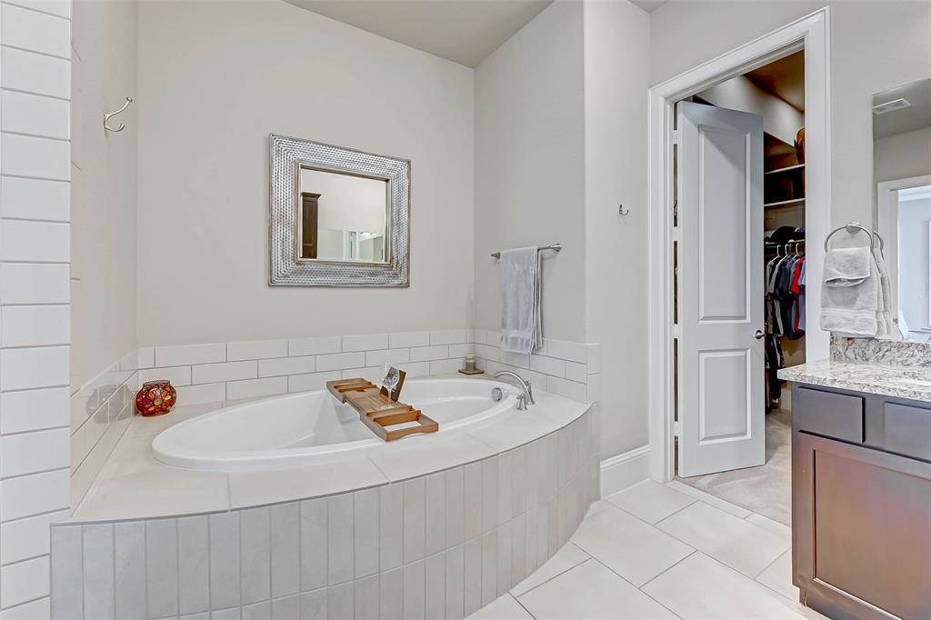 2610 4 Madeline Grove Drive, Houston, Texas 77008, 3 Bedrooms Bedrooms, 8 Rooms Rooms,3 BathroomsBathrooms,Single-family,For Sale,Madeline Grove,53152794