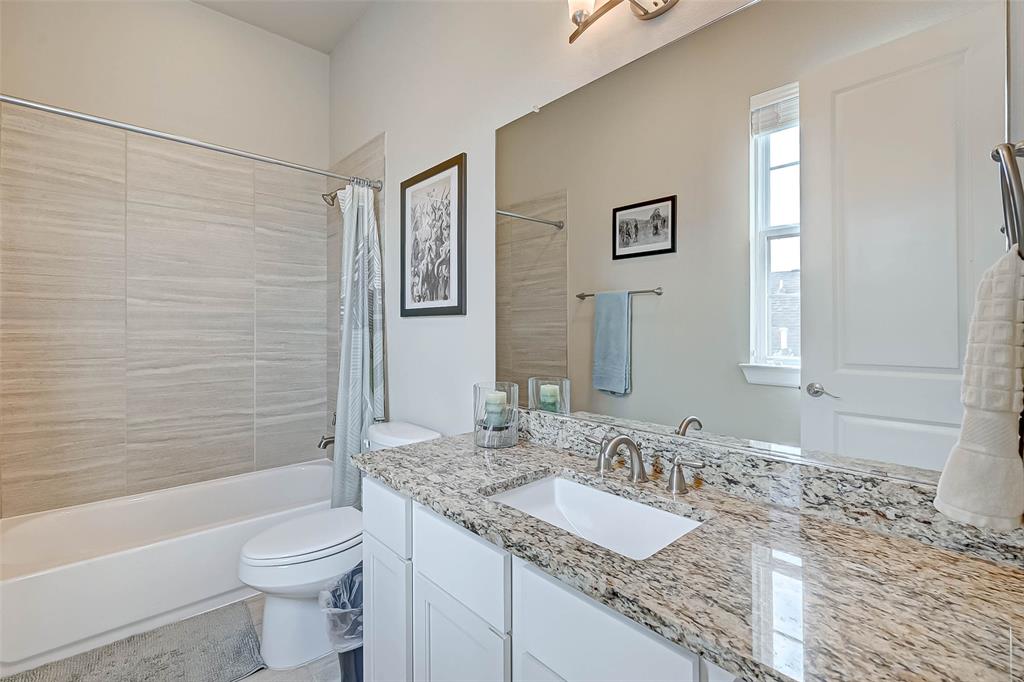 2610 4 Madeline Grove Drive, Houston, Texas 77008, 3 Bedrooms Bedrooms, 8 Rooms Rooms,3 BathroomsBathrooms,Single-family,For Sale,Madeline Grove,53152794