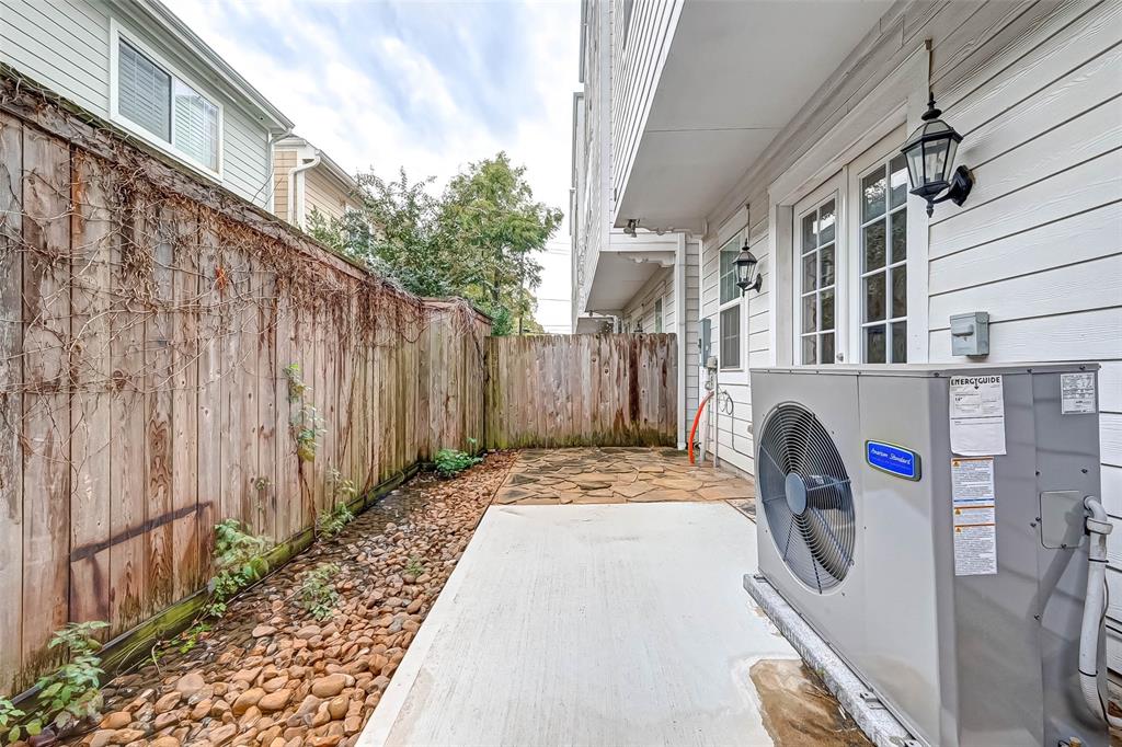 2610 4 Madeline Grove Drive, Houston, Texas 77008, 3 Bedrooms Bedrooms, 8 Rooms Rooms,3 BathroomsBathrooms,Single-family,For Sale,Madeline Grove,53152794