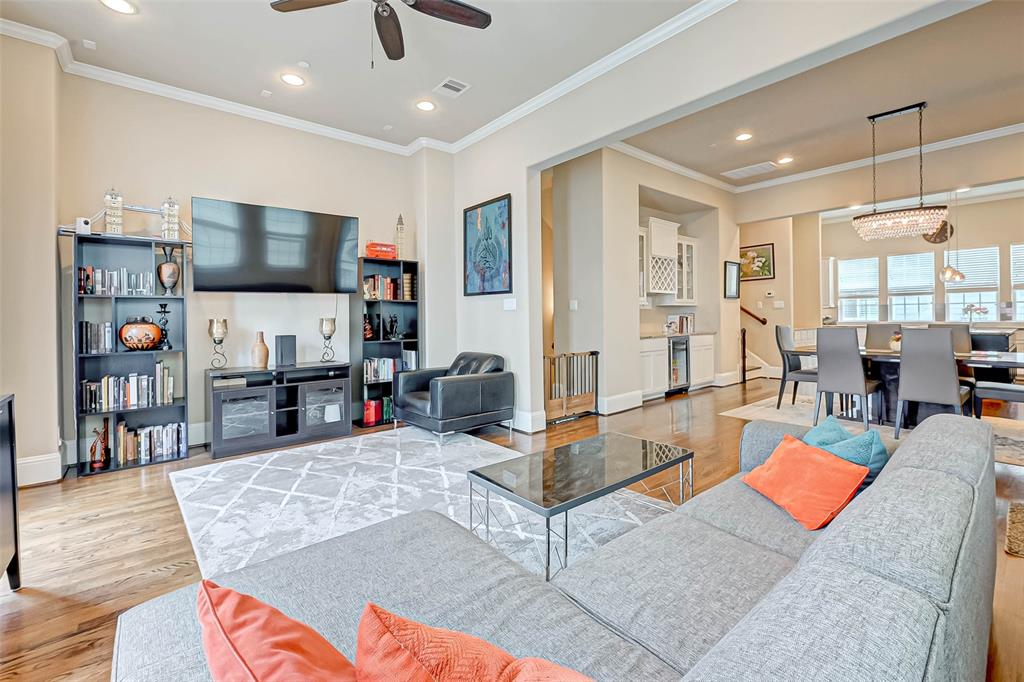 2610 4 Madeline Grove Drive, Houston, Texas 77008, 3 Bedrooms Bedrooms, 8 Rooms Rooms,3 BathroomsBathrooms,Single-family,For Sale,Madeline Grove,53152794