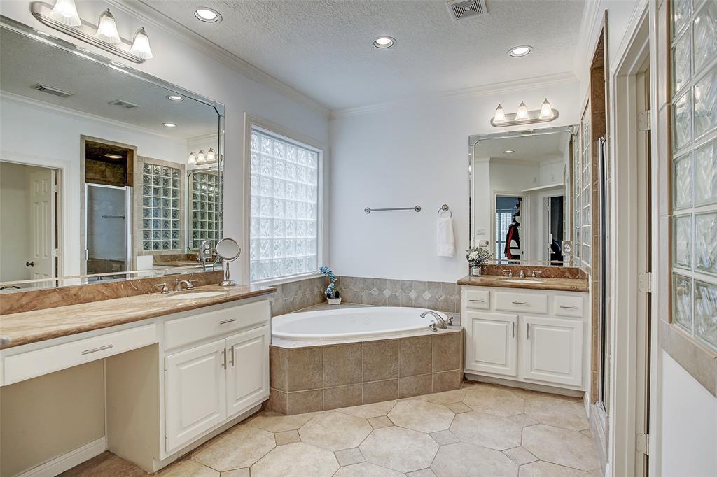 518 3 Park Trail Lane, Houston, Texas 77007, 5 Bedrooms Bedrooms, 11 Rooms Rooms,4 BathroomsBathrooms,Single-family,For Sale,Park Trail,95017665