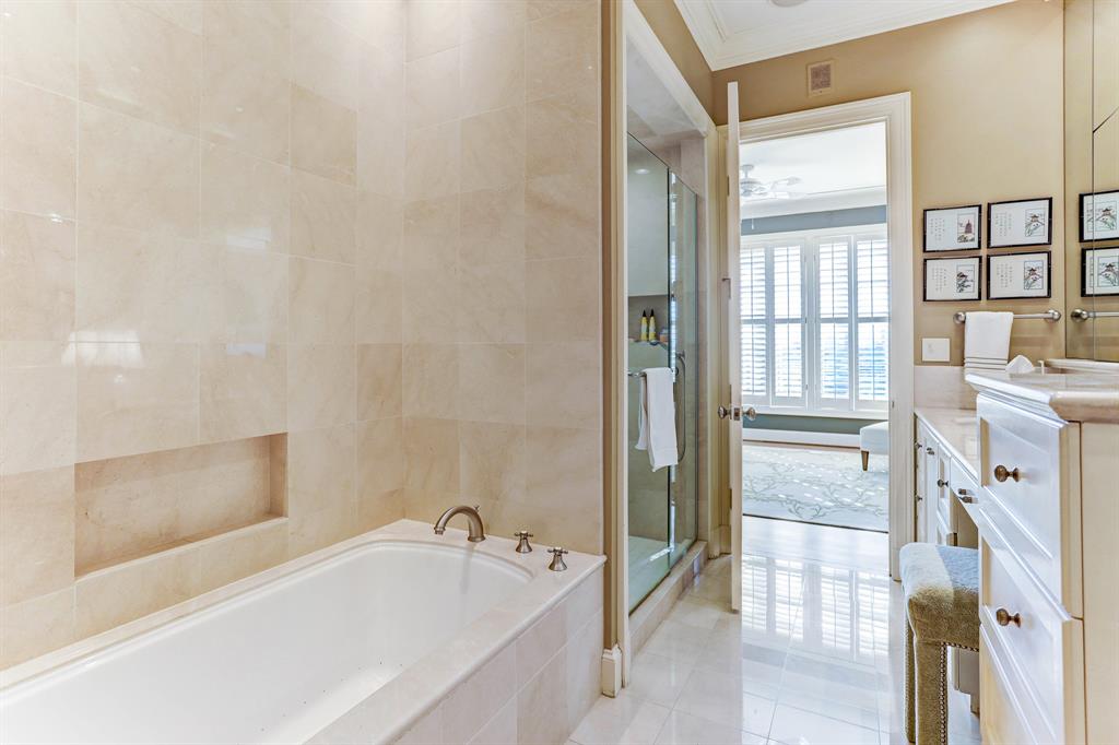 2121 Kirby Drive, Houston, Texas 77019, 2 Bedrooms Bedrooms, 7 Rooms Rooms,3 BathroomsBathrooms,Mid/hi-rise Condo,For Sale,THE HUNTINGDON,Kirby,81445428