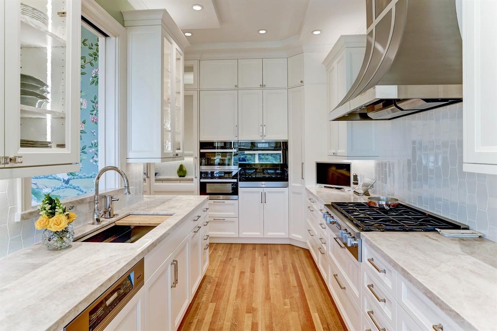 2121 Kirby Drive, Houston, Texas 77019, 2 Bedrooms Bedrooms, 7 Rooms Rooms,3 BathroomsBathrooms,Mid/hi-rise Condo,For Sale,THE HUNTINGDON,Kirby,81445428