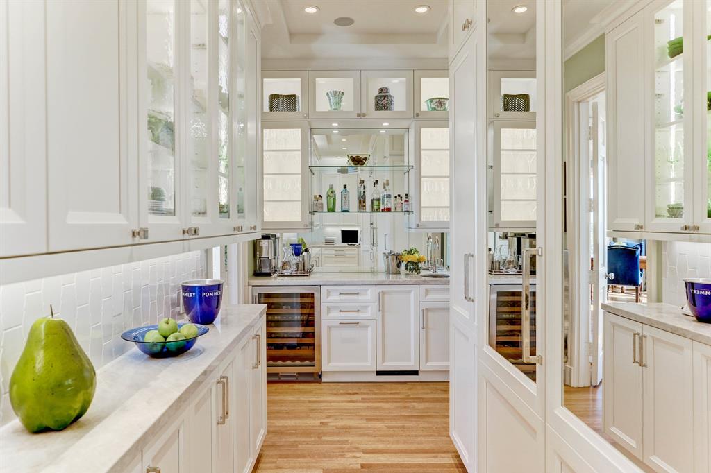 2121 Kirby Drive, Houston, Texas 77019, 2 Bedrooms Bedrooms, 7 Rooms Rooms,3 BathroomsBathrooms,Mid/hi-rise Condo,For Sale,THE HUNTINGDON,Kirby,81445428