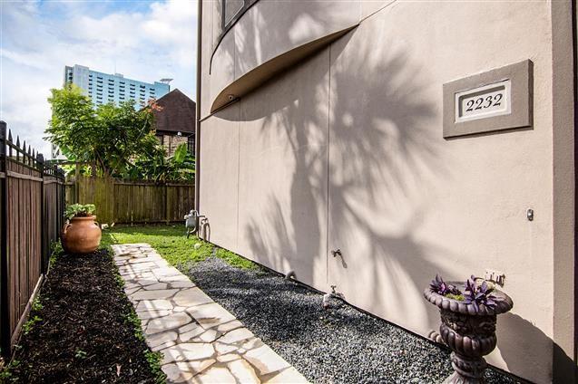 2232 4 Riverside Drive, Houston, Texas 77004, 4 Bedrooms Bedrooms, 9 Rooms Rooms,3 BathroomsBathrooms,Townhouse/condo,For Sale,Riverside,18716242