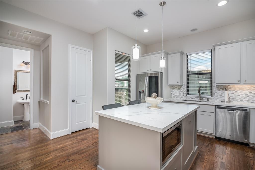 939 4 Queen Annes Road, Houston, Texas 77024, 3 Bedrooms Bedrooms, 6 Rooms Rooms,3 BathroomsBathrooms,Single-family,For Sale,Queen Annes,88181232
